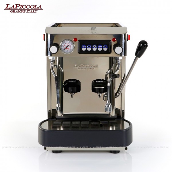 Espressomaschine für ESE-Pads (44 mm Standardpads) mit zwei Brühgruppen (7g/14g), automatische Dosierung, Edelstahl mit Seitenteilen ebenfalls in Edelstahl, Milchaufschäumer und Wassertank. Die beiden Brühgruppen lassen sich mit nur einem Hebel bedienen. 